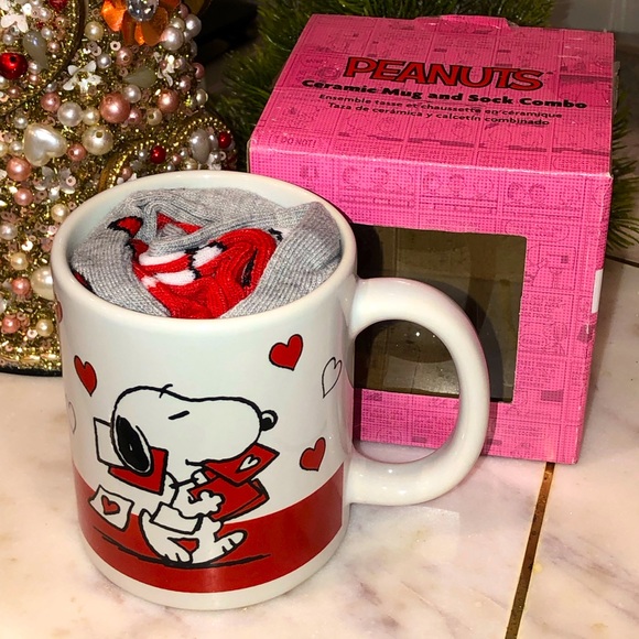 💖NWT💖 Peanuts Snoopy Valentine Ceramic Mug & 2 Pairs Socks Gift Set in Box - Picture 1 of 8